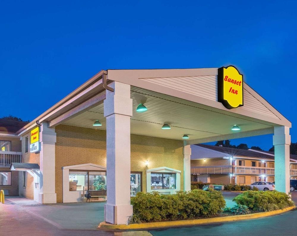 Sunset Inn Northlake Charlotte Exterior photo