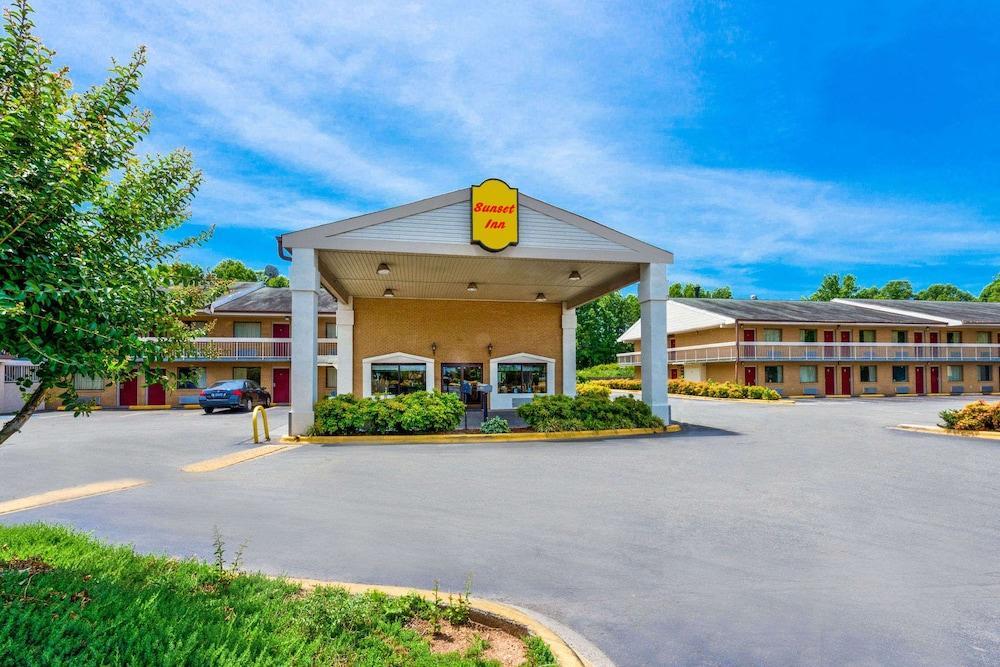Sunset Inn Northlake Charlotte Exterior photo